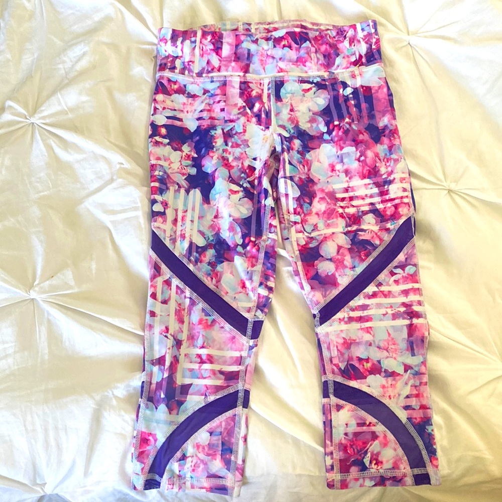 Xersion legging capri size small. Super cute floral watercolor design.